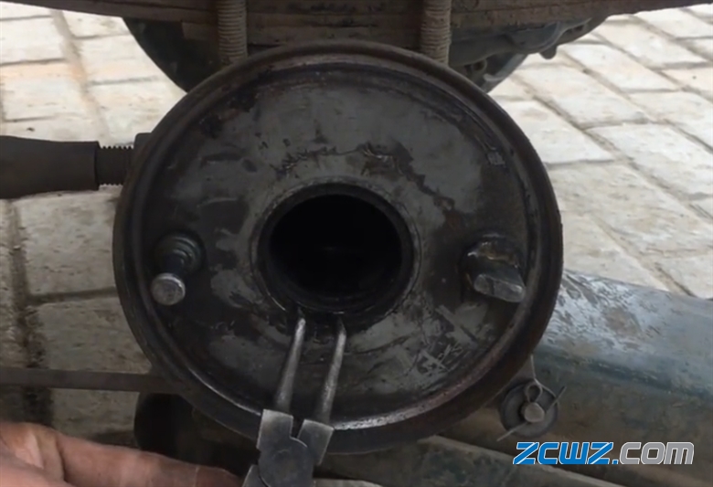 车轮胎爆胎后，轴承修理安装事项