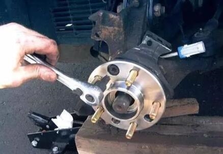 汽车轮子的轴承需要定期上油保养吗?