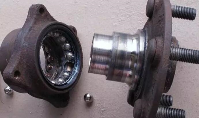 汽车轮子的轴承需要定期上油保养吗?