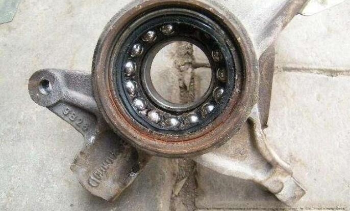 四个轮子的轴承,它没有橡胶套包裹油脂,平时需要加润滑油吗?